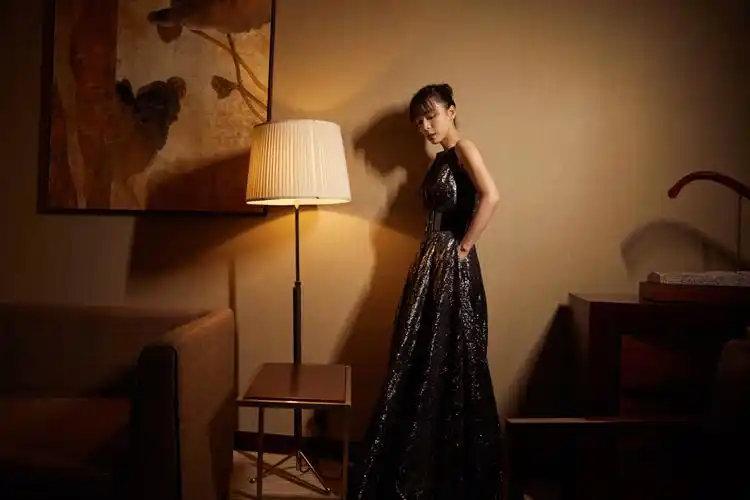 张静初出席《冰峰暴》首映 分享拍摄感受怀念"高原妆"_凤凰网娱乐