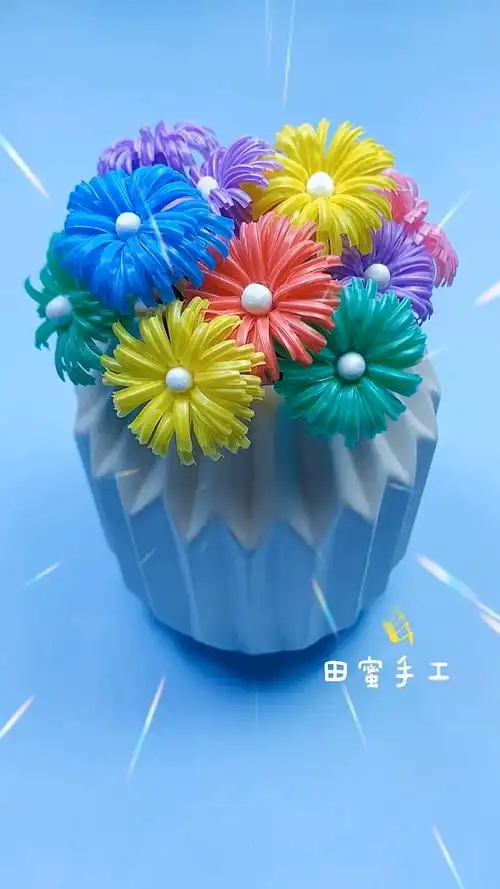 手工制作用完的吸管别丢哦可以拿来做简单又好看的吸管花哦