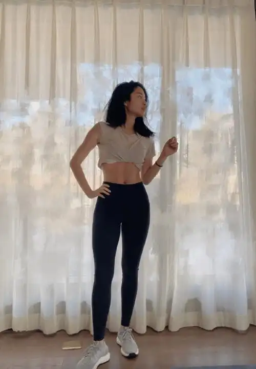 但从杨采钰拍的照片来看,她的身材完全是常年健身锻炼的结果,无论是