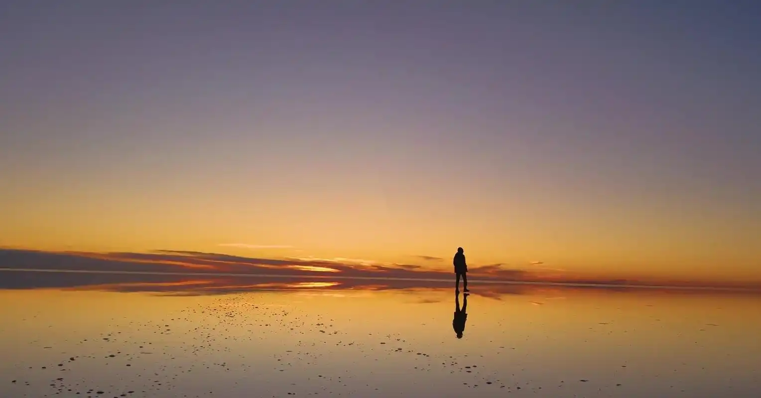 夕阳下孤独一个人伤感背影1366x768分辨率下载,夕阳下孤独一个人伤感