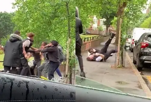 光天化日之下,英国两名警官在伦敦街头遭黑人男子殴打