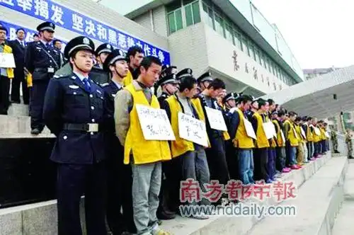 自称见证了不下5次公捕公判大会的他说,"这只是一场戏"———