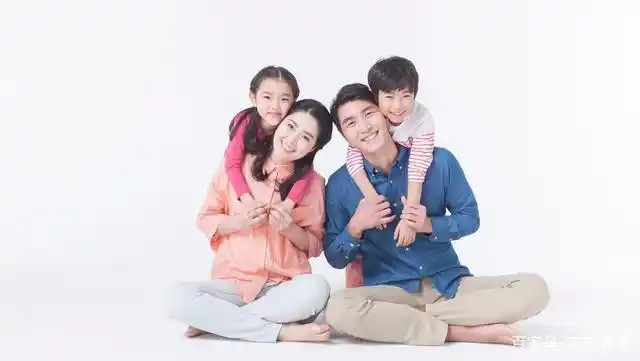 孩子们经常互相争宠,父母与其苦不堪言,不如学会让孩子相亲相爱