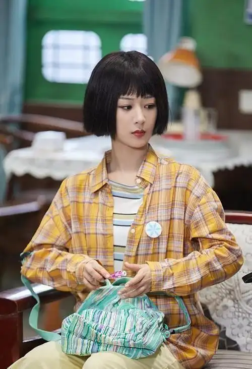杨紫"娃娃头"发型梦回家有儿女,复古造型太有年代感,太显嫩