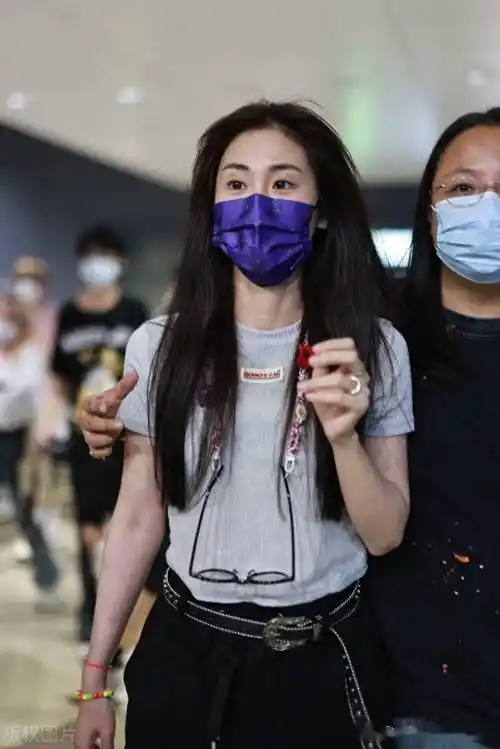 张碧晨现身上海机场,长发披肩温婉大方