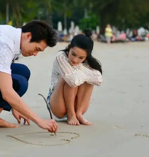 李沁沙滩综艺牛仔热裤搭配白色上衣秀完美身材