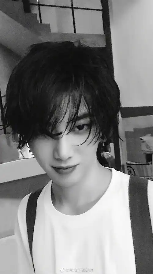 今日份飒飒,昨天晚上梦到华晨宇闭关结束了[笑哭]