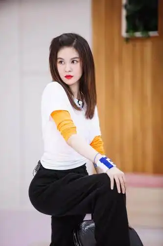 《浪姐》郁可唯被宁静推当队长 椅子舞引全场尖叫