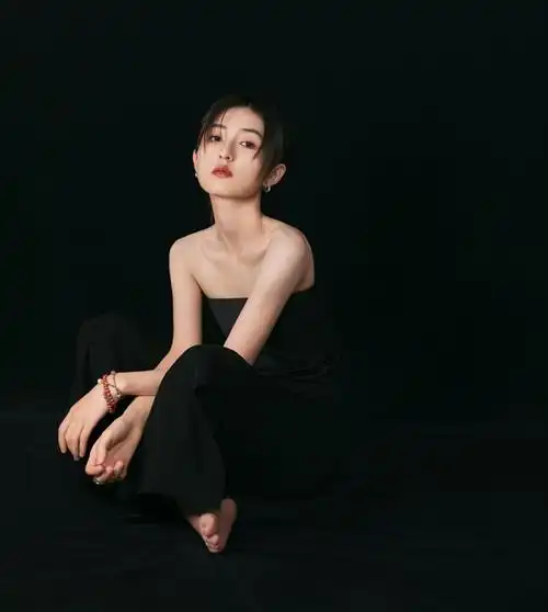 张子枫一字锁骨肩颈线条好绝