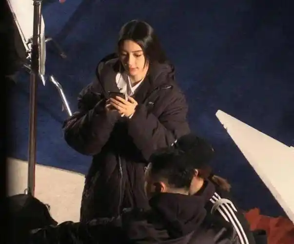 杨颖又招黑?片场不弯腰,助理蹲地帮穿鞋袜?