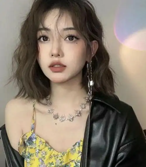 特别是以下这三种短发烫卷发型,不仅不会显老,反而能够展现出洋气减龄