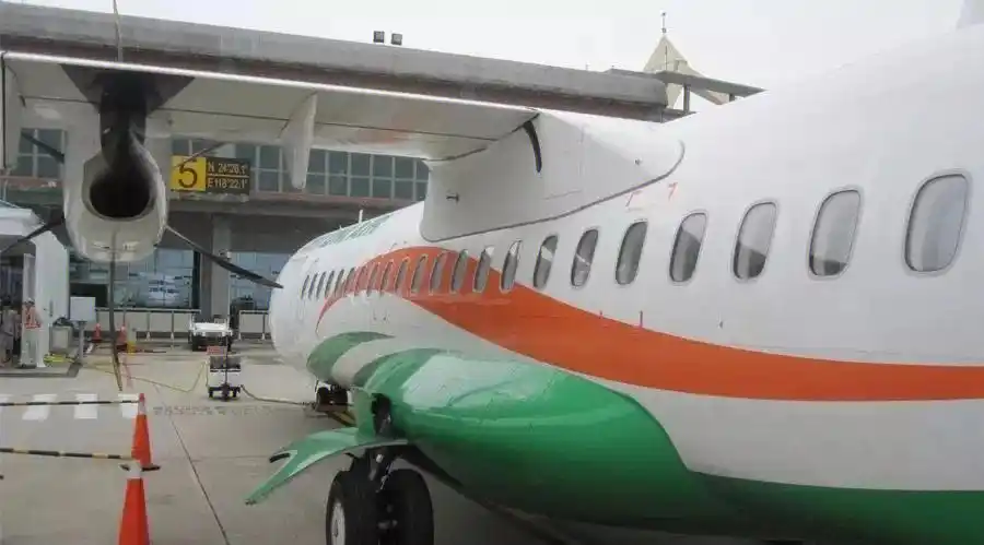 从战地金门的军用小机场乘坐迷你的立荣航空的小飞机,轰轰地飞到台北