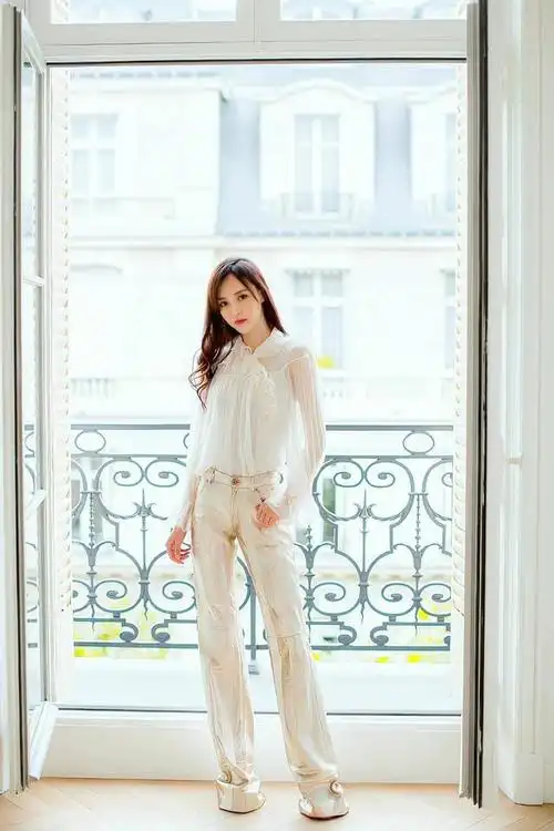 今天我们来探讨一下唐嫣的一套清爽穿搭,她以白衬衫搭配牛仔裤,不输亮