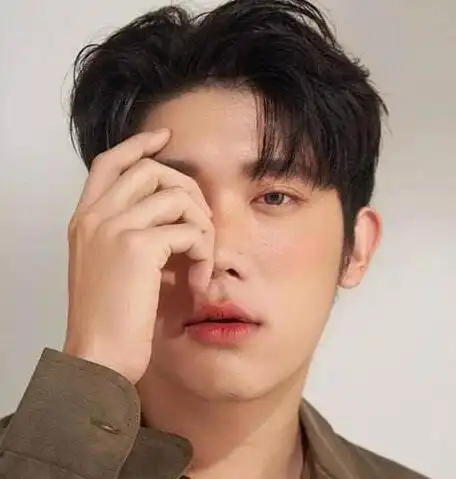 男生偏分上梳短发烫发发型,在发际线上梳向上的曲线,给男生带来更加