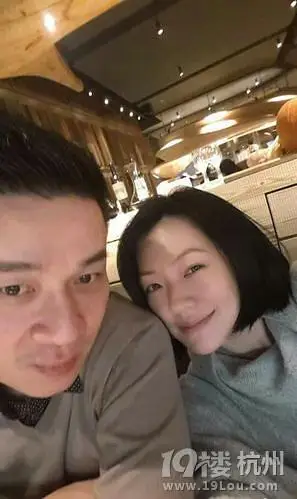 小s晒和婆婆温馨合影大赞其似少女超万能