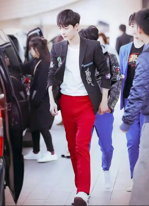 大红裤子的肖战活力满满,行走迈着劈叉步,这大长腿比例酸了