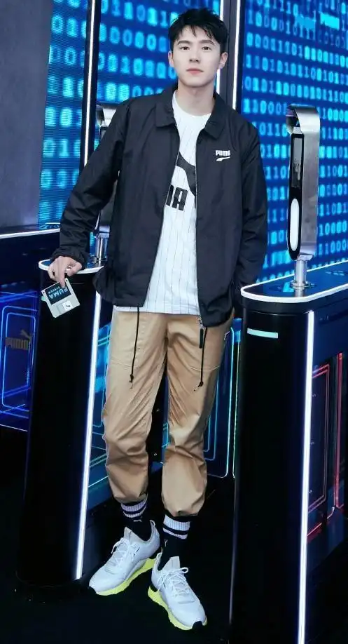 挽裤脚和露袜子都老土了,刘昊然袜子包住裤脚赶时髦