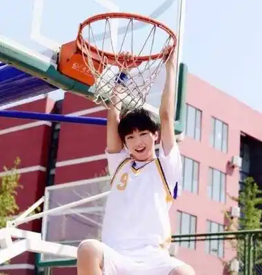 王俊凯之前在学校打篮球,青春洋溢,有这个年纪该有的青涩和张扬,是