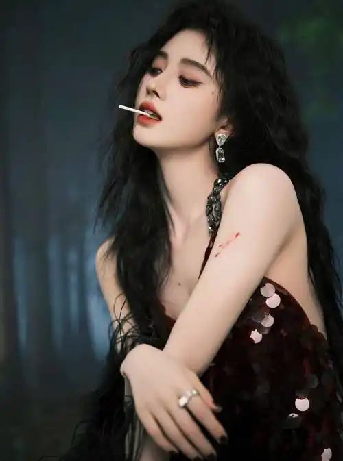 鞠婧祎长发飘飘美背性感写真