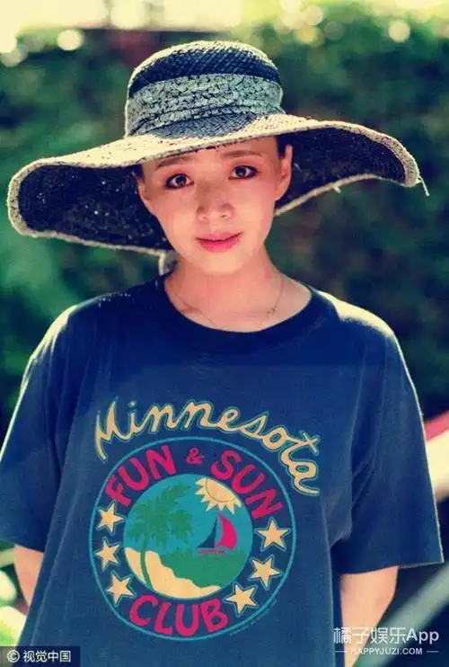 这是宋丹丹和很多女艺人年轻时的合影,那时候的大家都好青葱,一转眼