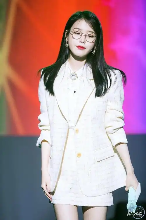 iu分享200513iu获最适合戴眼镜的女艺人投票榜单第二位