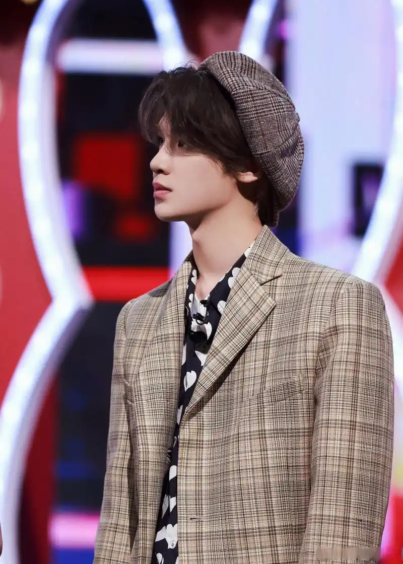 黄明昊金发贝雷帽造型##你好星期六#黄明昊也太帅了吧,金发造型河有