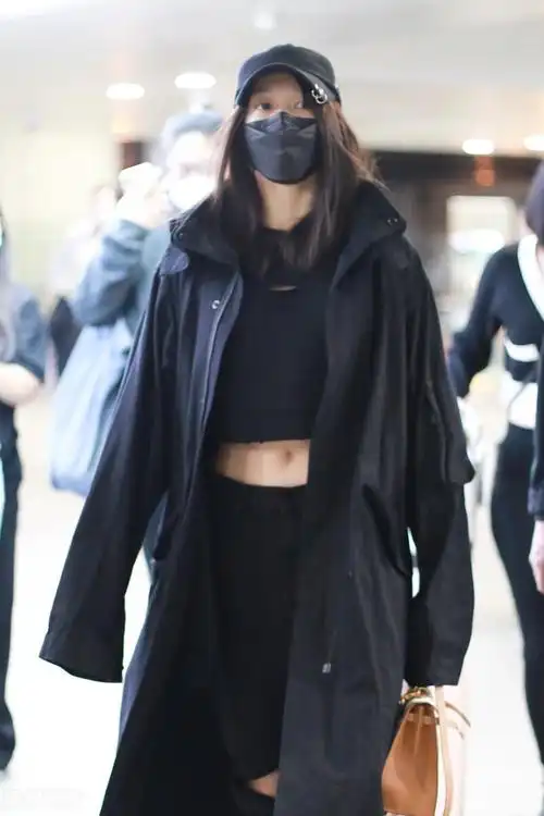 关晓彤一袭黑色现身机场包裹严实很难认出小露肚脐有些性感