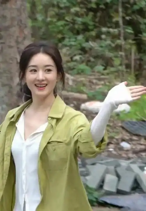 赵丽颖张一山在人间骑摩托路透