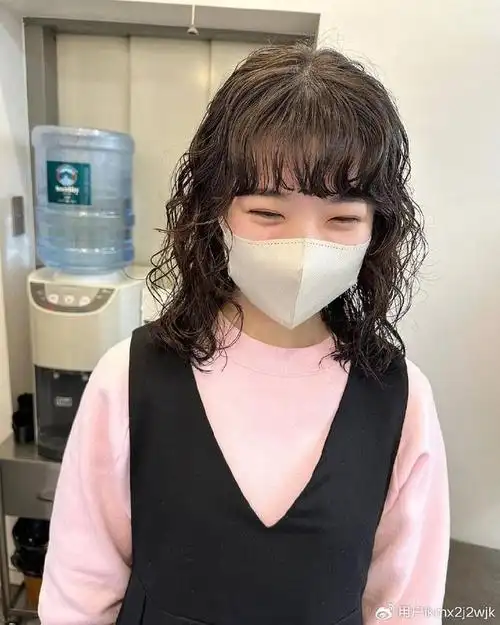 女人头发少,发型就选全头烫,蓬松时尚,尽显洋气风范