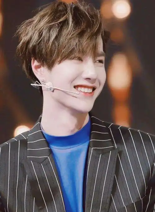 王一博高清可爱图片王一博时尚写真