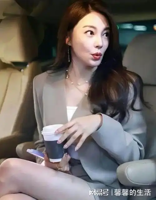 张雨绮西装短裤与灰色丝袜从妩媚到干练驾驭百变风格