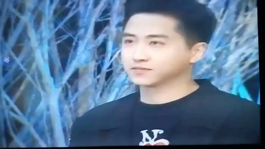 有谁知道庾澄庆1992年春晚让我一次爱个够舞台上穿的什么衣服?