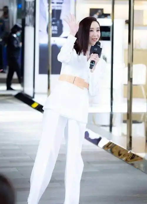 腿长的效果,腰带一定要合理的运用起来,胡静在腰间搭配了一款卡其色的