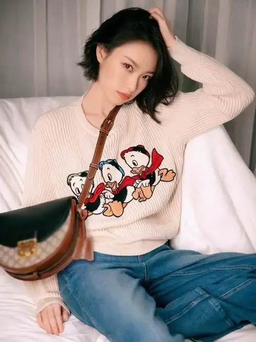 倪妮同款 春款短款修身可爱苹果图案字母提花五分袖圆领套头毛衣