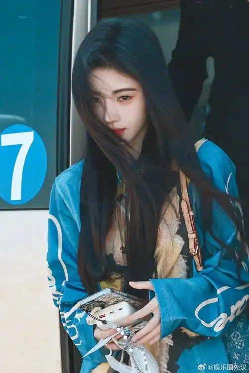 鞠婧祎最新机场照 独角93恤  这个mini手机项链有点可爱?