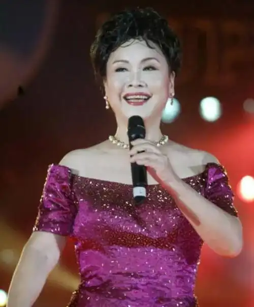 骗了我们62年摘假发卸浓妆78岁高龄的李谷一直面衰老也很美