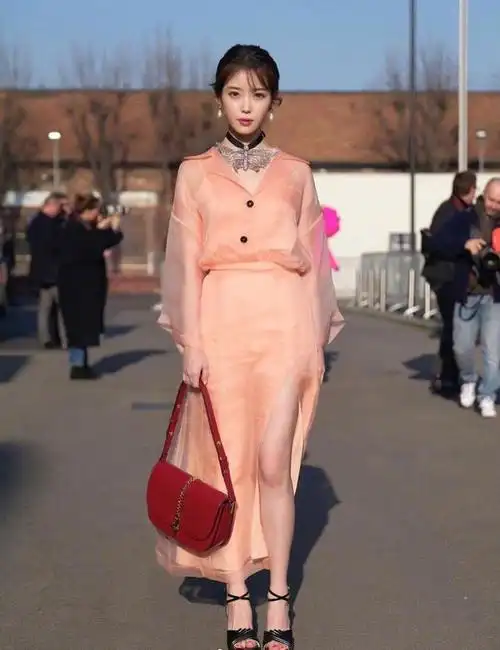 34岁江疏影衣品真好穿薄纱衬衫真性感大红唇女人味十足