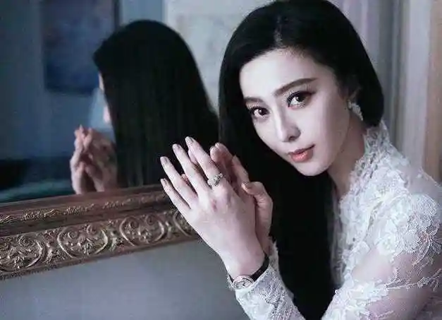 范冰冰温柔起来太可了穿蕾丝曳地长裙高调亮相身材比例太出众