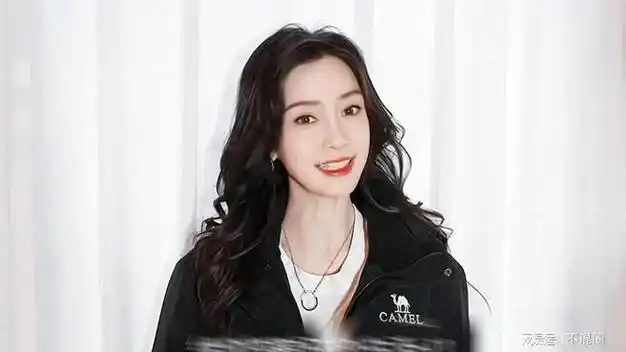 angelababy风波后首次露面,绽放甜美笑容状态极佳,嘟嘴卖萌迷人|杨颖