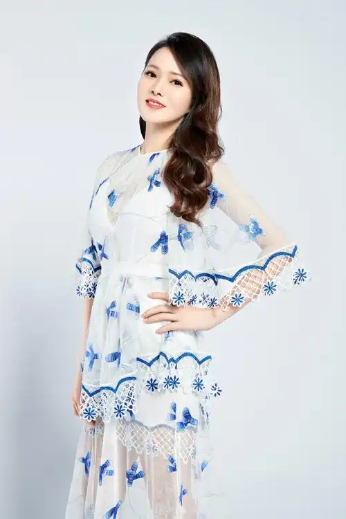 49岁伊能静穿薄纱长裙秀腿内衬短到只能遮住重点网友真敢穿