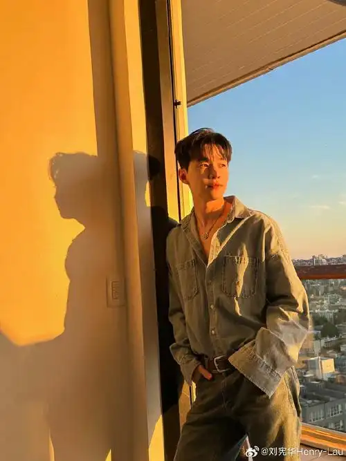 刘宪华用衣架自制麦克风架##刘宪华自制麦克风架