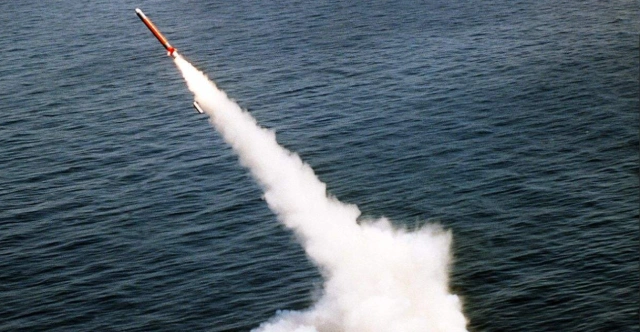 分别试射了一枚"轻舟"潜射弹道导弹以及一枚"布拉瓦"潜射弹道导弹