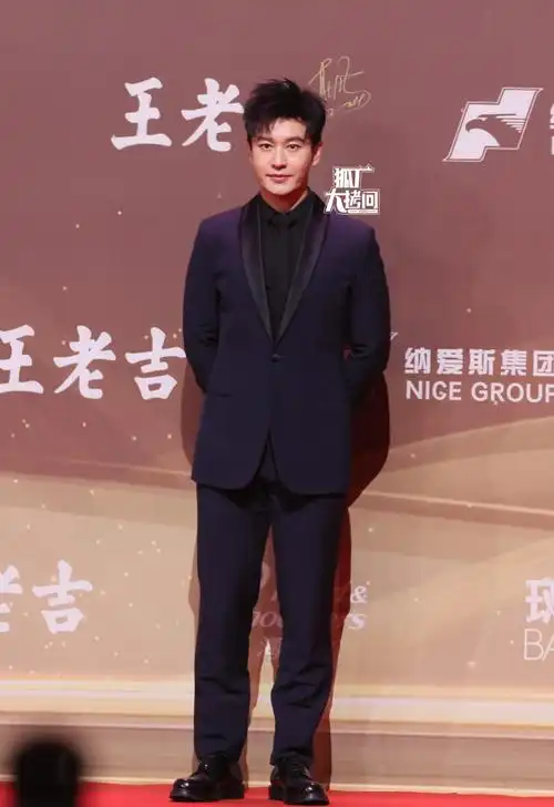 电视剧年度盛典:肖战真空穿西装,毛晓彤鼻子怪异,黄晓明清爽了_腾讯