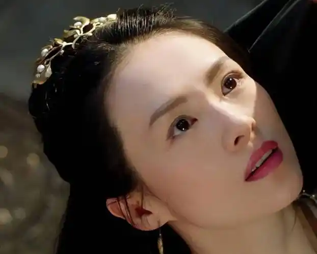 一直觉得郭晶晶长得很普通,直到她与章子怡同框,才发现她有多美_时尚