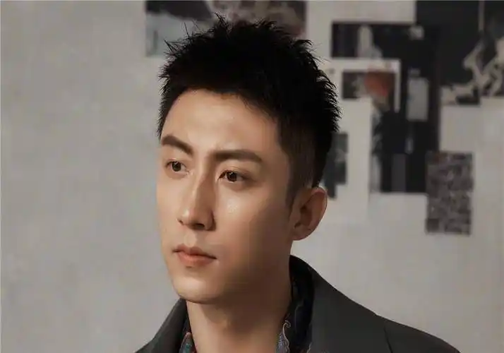 黄景瑜探班迪丽热巴?两位流量明星恋情惹争议,粉丝回应称吃瓜需谨慎.