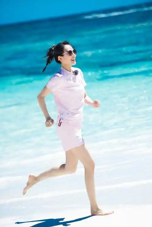 谢娜和章子怡互晒海边搞怪照,两人青春灵动活泼似少女!