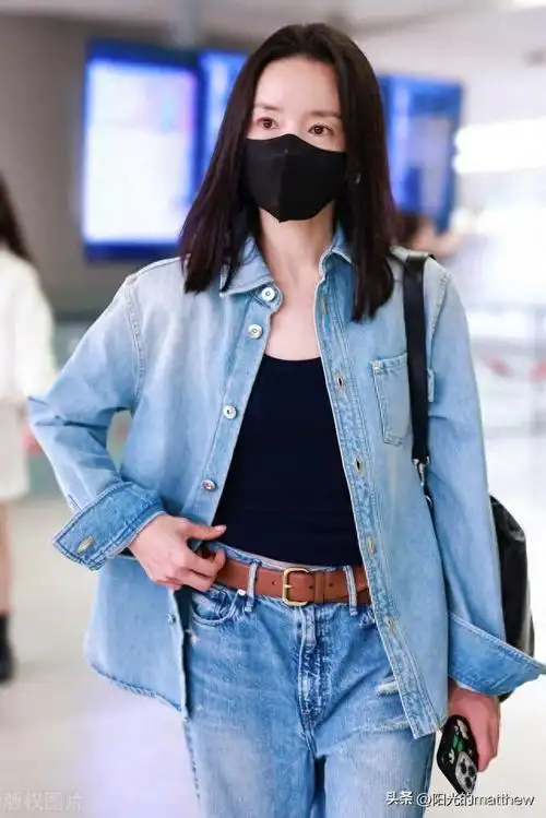 董洁现身上海机场身着牛仔套装清新简约