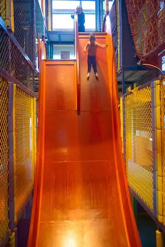 原创上海都市里的最佳亲子体验,90度魔鬼滑梯让小朋友们尖叫不断!