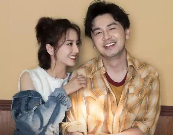 雷佳音夫妇同框翟煦飞穿粉色羽绒服好减龄结婚十年似热恋