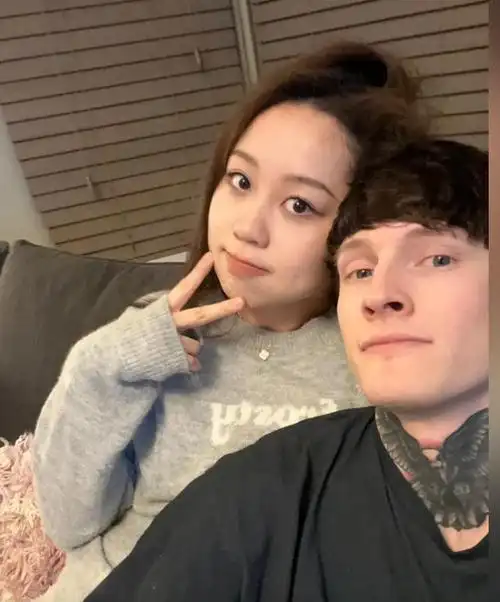 河南郑州姑娘爱上英国花臂男友,两人相恋6年,连生3胎混血小公主